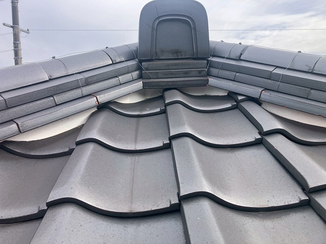 鬼瓦の下の漆喰の様子